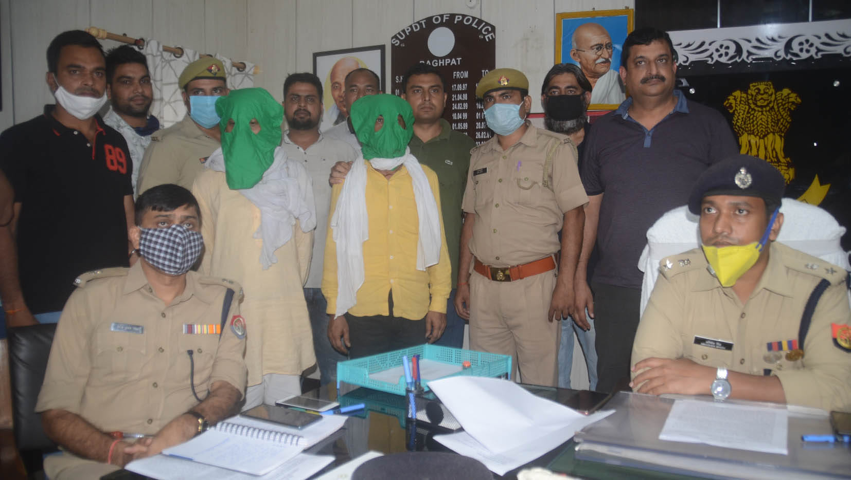 बागपत एसपी कार्यालय पर छपरौली पुलिस हिरासत में आरोपियों के बारे में खुलासा करते एसपी अभिषेक सिं? बागपत एसपी कार्यालय पर छपरौली पुलिस हिरासत में आरोपियों के बारे में खुलासा करते एसपी अभिषेक सिं?