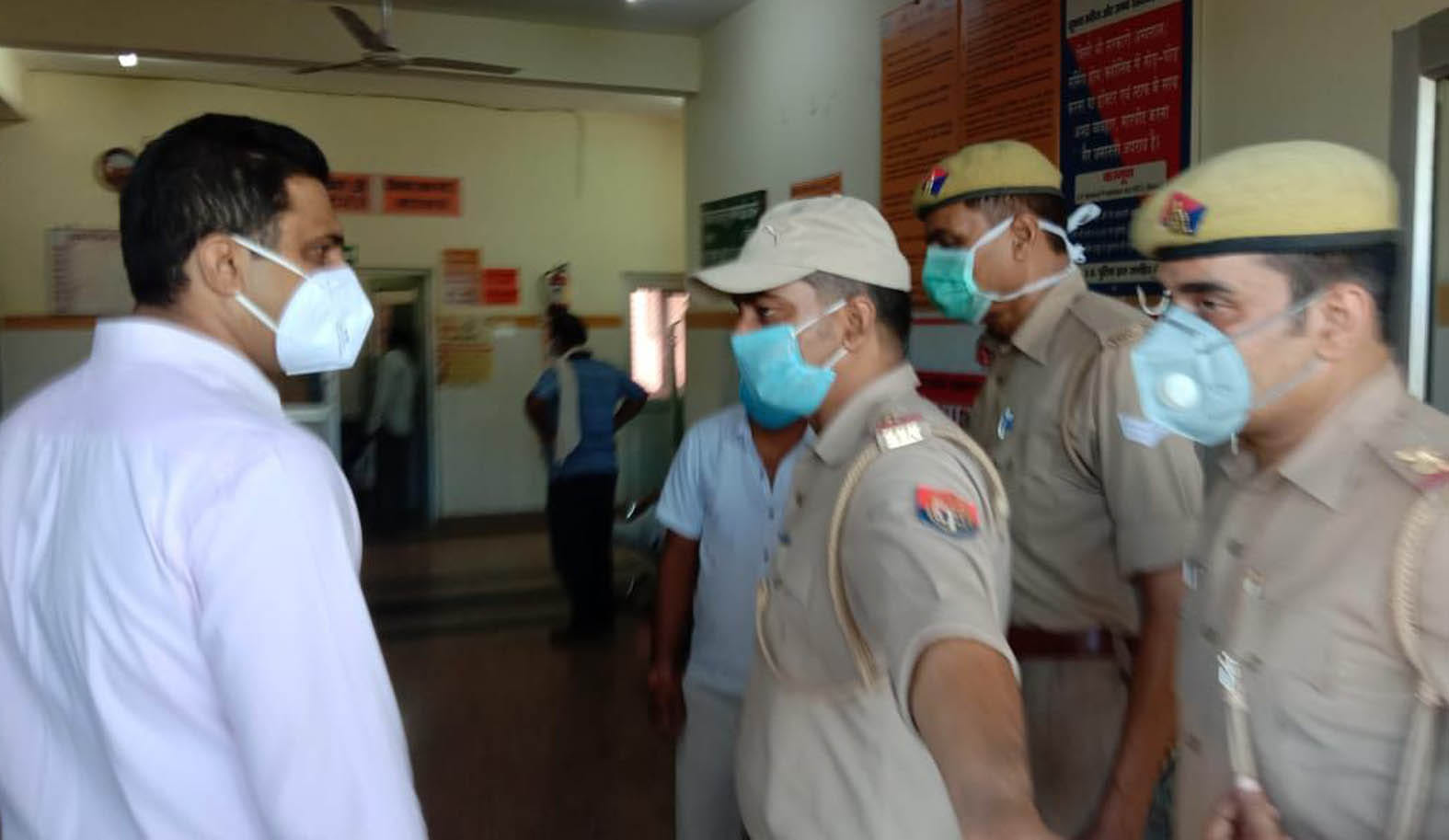 बांदा के जिला अस्पताल में दुर्घटना के बारे में जानकारी लेते पुलिस अधीक्षक डा.एसएस मीणा। बांदा के जिला अस्पताल में दुर्घटना के बारे में जानकारी लेते पुलिस अधीक्षक डा.एसएस मीणा।
