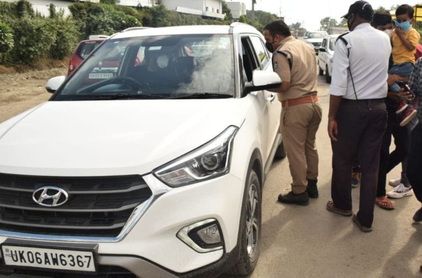 रुद्रपुर के रामपुर बार्डर में वाहन की चेकिंग करते पुलिसकर्मी। रुद्रपुर के रामपुर बार्डर में वाहन की चेकिंग करते पुलिसकर्मी।