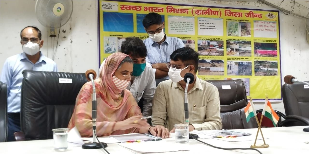  मीटिंग के दौरान सीईओ दलबीर सिंह से चर्चा करतीं चेयरपर्सन प्रवीण देवी घणघस।