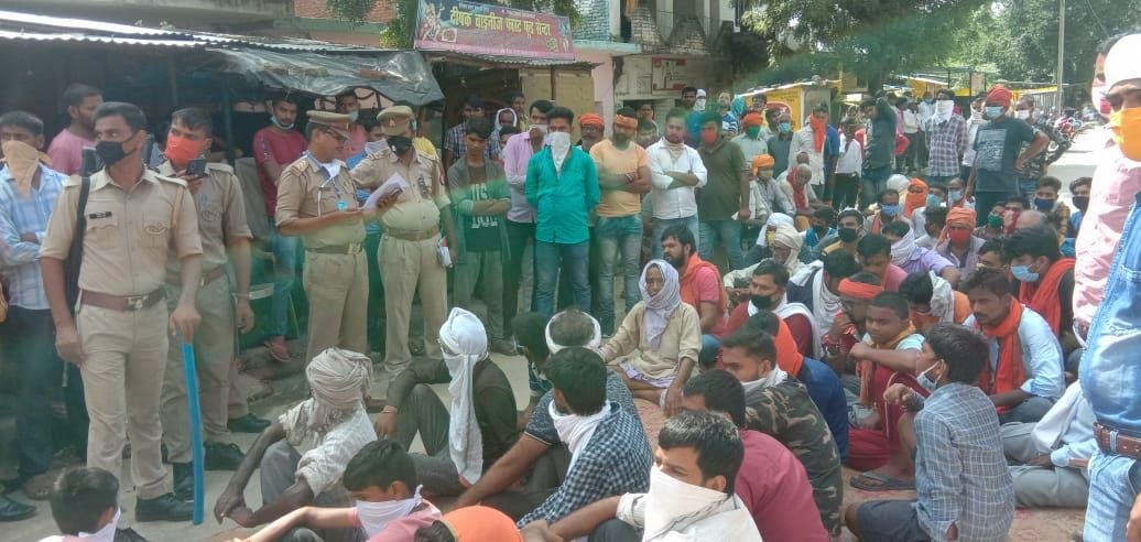 पट्टी के करैला बाजार में कार्यवाहक प्रधान पर हमले के आरोपियों की गिरफ्तारी की मांग को लेकर जाम ल? पट्टी के करैला बाजार में कार्यवाहक प्रधान पर हमले के आरोपियों की गिरफ्तारी की मांग को लेकर जाम ल?