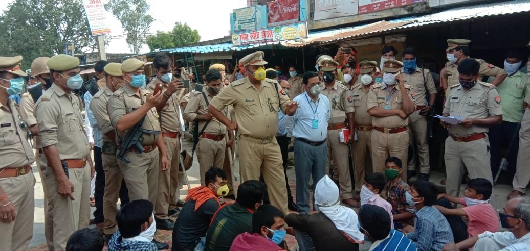 ट्टी के करैला बाजार में जाम लगाये ग्रामीणों को समझाते एएपी। ट्टी के करैला बाजार में जाम लगाये ग्रामीणों को समझाते एएपी।