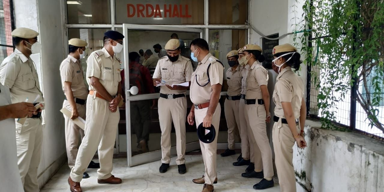  मीटिंग हॉल के बाहर तैनात पुलिस।
