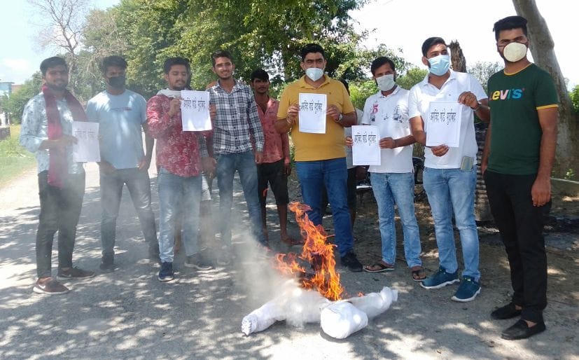 गदरपुर में भाजपा सरकार का पुतला फूंकते युकांई। गदरपुर में भाजपा सरकार का पुतला फूंकते युकांई।