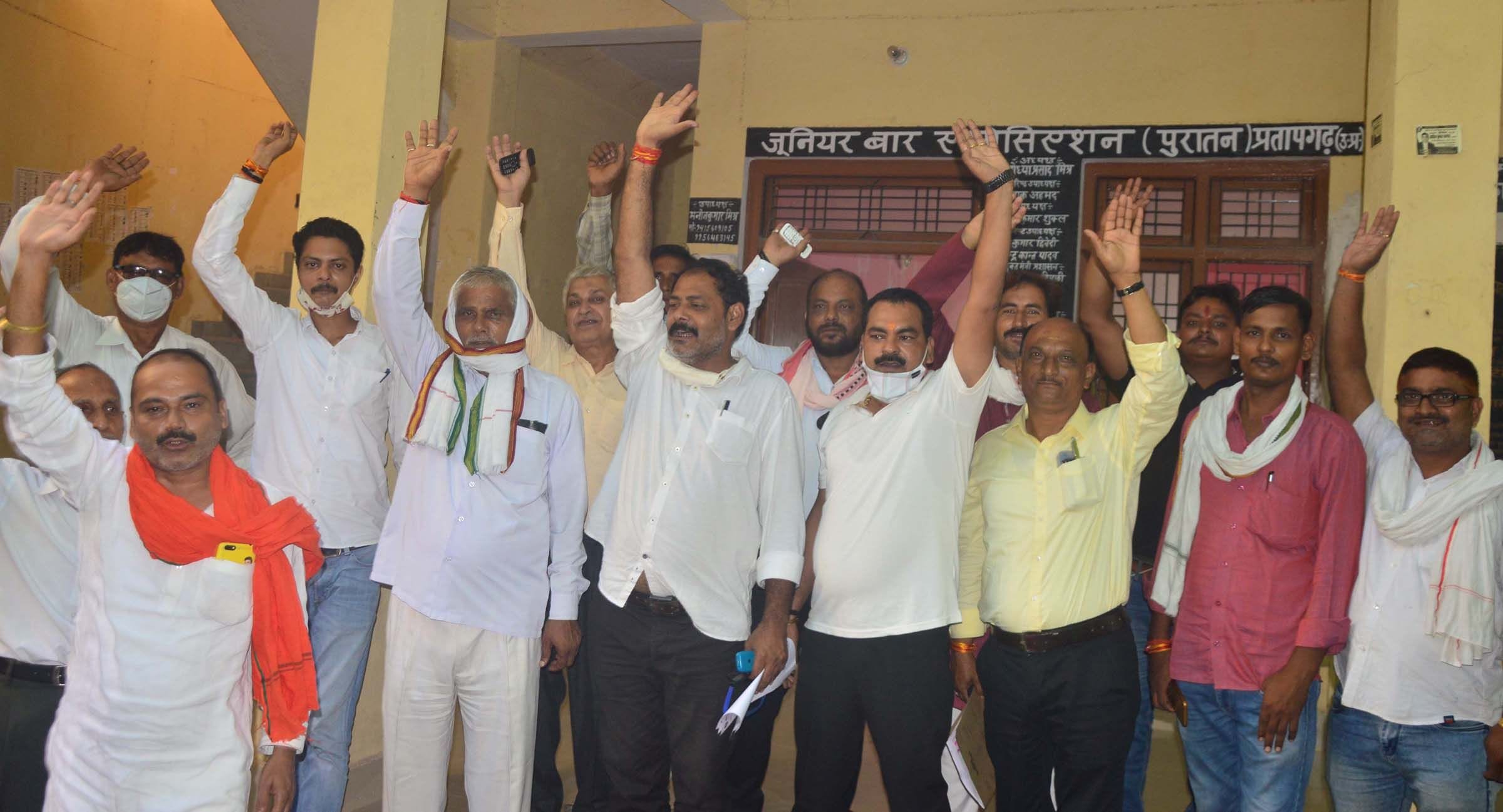 कोतवाली पुलिस द्वारा अधिवक्ता की पिटाई के विरोध में कचहरी में प्रदर्शन करते जूबाए के लोग। कोतवाली पुलिस द्वारा अधिवक्ता की पिटाई के विरोध में कचहरी में प्रदर्शन करते जूबाए के लोग।