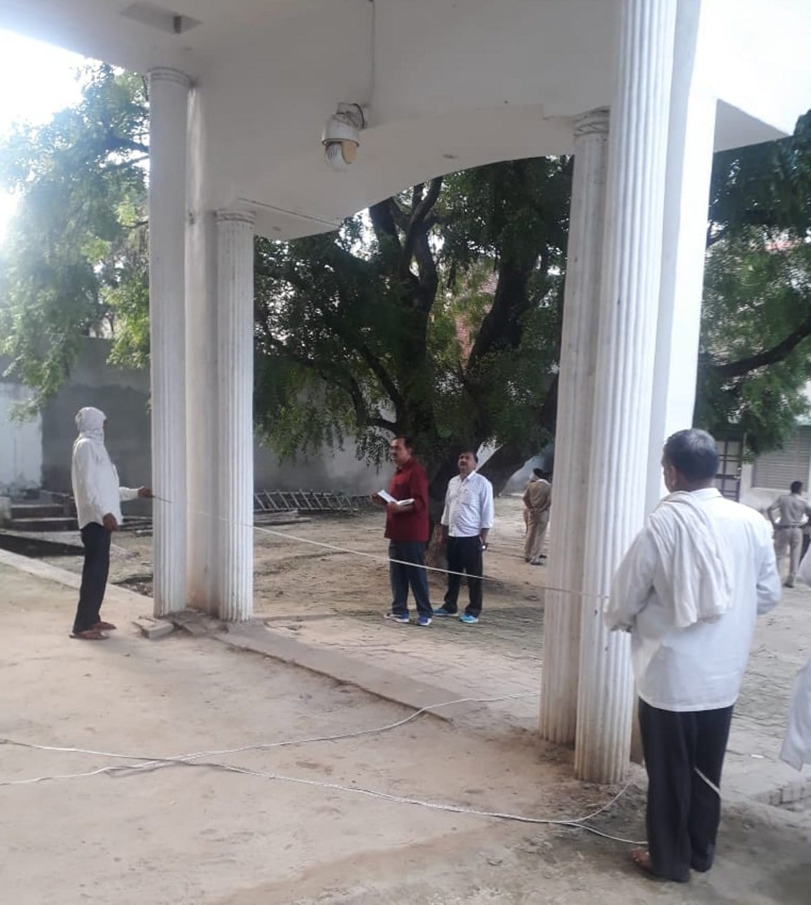 रमाला क्षेत्र के किरठल गांव में धर्मेन्द्र किरठल के मकान की नापतौल करते पीडब्ल्यूडी व राजस्व वि? रमाला क्षेत्र के किरठल गांव में धर्मेन्द्र किरठल के मकान की नापतौल करते पीडब्ल्यूडी व राजस्व वि?