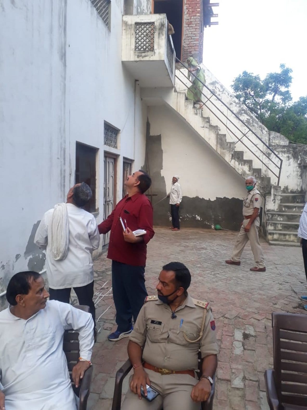 रमाला क्षेत्र के किरठल गांव में धर्मेन्द्र किरठल के मकान की नापतौल करते पीडब्ल्यूडी व राजस्व वि? रमाला क्षेत्र के किरठल गांव में धर्मेन्द्र किरठल के मकान की नापतौल करते पीडब्ल्यूडी व राजस्व वि?
