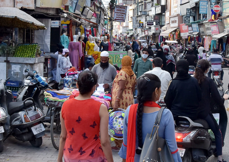 सहारनपुर के नेहरू मार्केट में खरीदारी को निकले लोग सहारनपुर के नेहरू मार्केट में खरीदारी को निकले लोग
