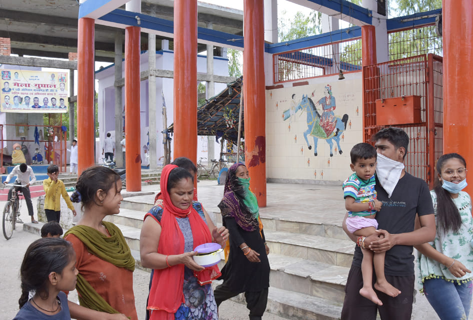 गंगोह रोड स्थित श्री जाहरवीर गोगा म्हाड़ी पर प्रसाद चढ़ाकर लौटते श्रद्घालु। गंगोह रोड स्थित श्री जाहरवीर गोगा म्हाड़ी पर प्रसाद चढ़ाकर लौटते श्रद्घालु।