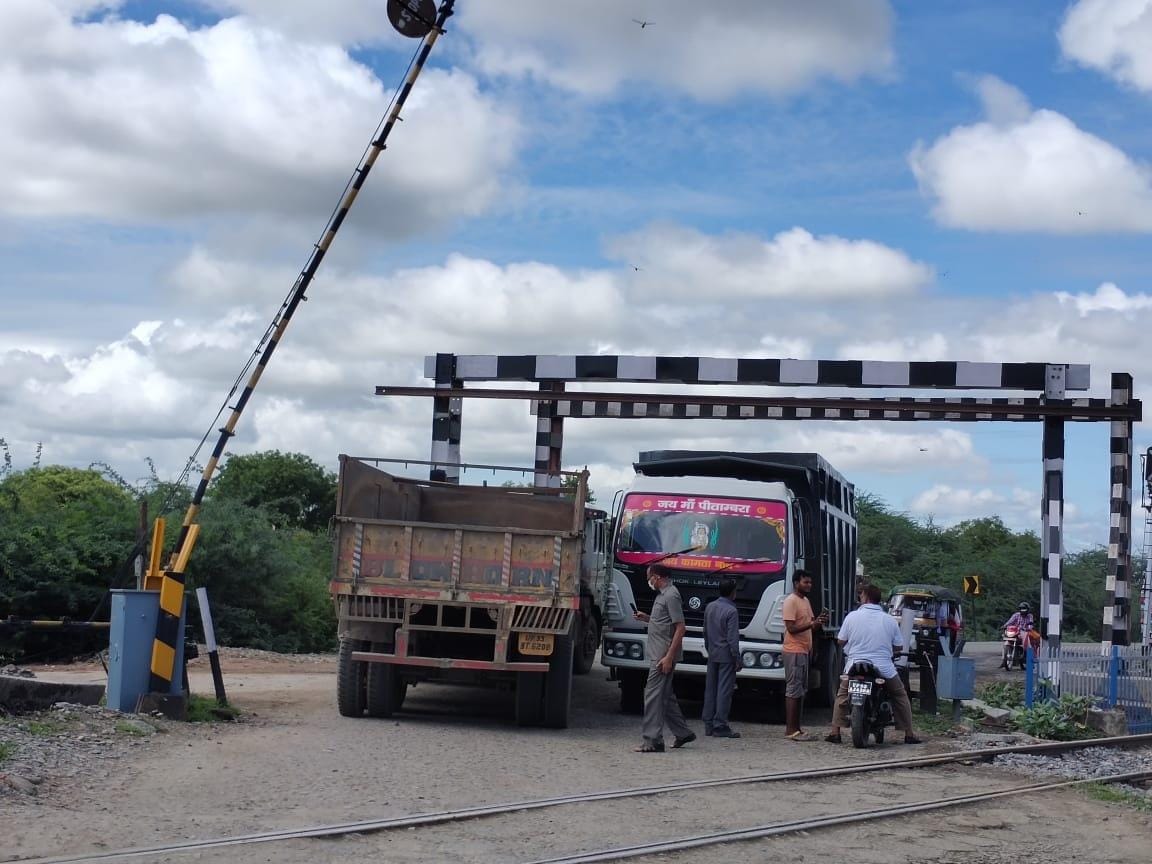 रनिया रेलवे क्रॉसिंग पर फंसा ट्रक खड़े वाहन रनिया रेलवे क्रॉसिंग पर फंसा ट्रक खड़े वाहन
