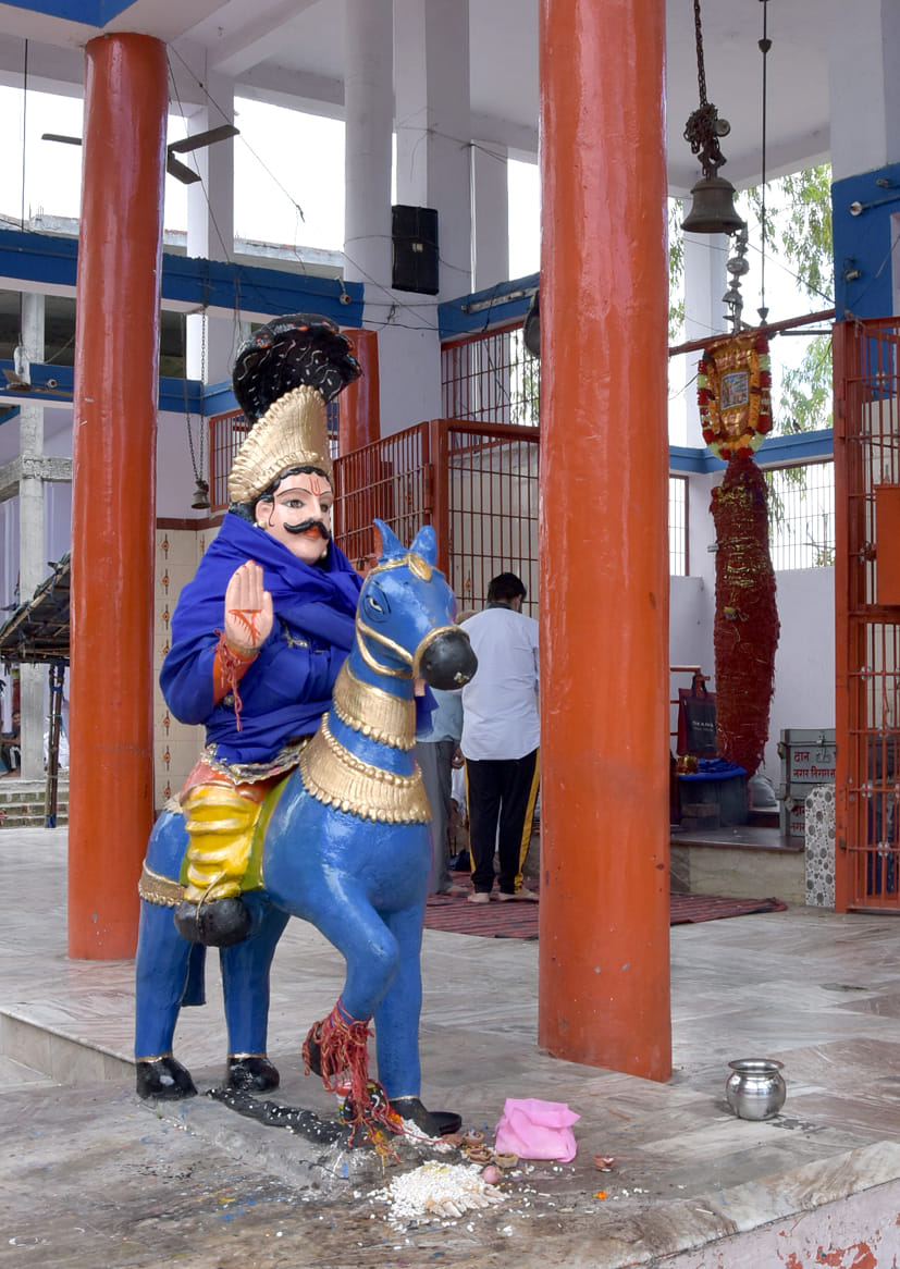 गंगोह रोड स्थित म्हाड़ी पर लगी श्री जाहरवीर गोगा महाराज की मूर्ति। गंगोह रोड स्थित म्हाड़ी पर लगी श्री जाहरवीर गोगा महाराज की मूर्ति।