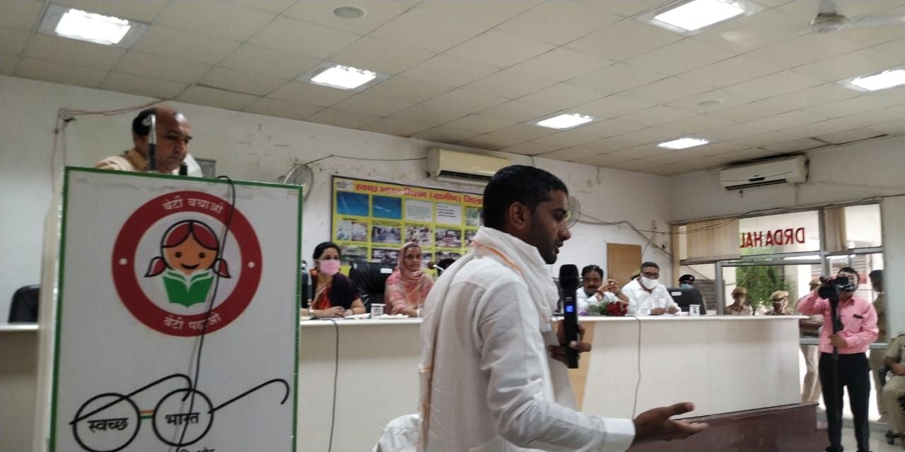  उपमुख्यमंत्री दुष्यंत चौटाला के खिलाफ निंदा प्रस्ताव रखते पार्षद अमित निडानी।