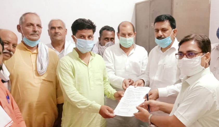 भाजपा नेता अजीत राणा का नामांकन पत्र दाखिल कराते क्षेत्रीय विधायक चौधरी कीरत सिंह भाजपा नेता अजीत राणा का नामांकन पत्र दाखिल कराते क्षेत्रीय विधायक चौधरी कीरत सिंह