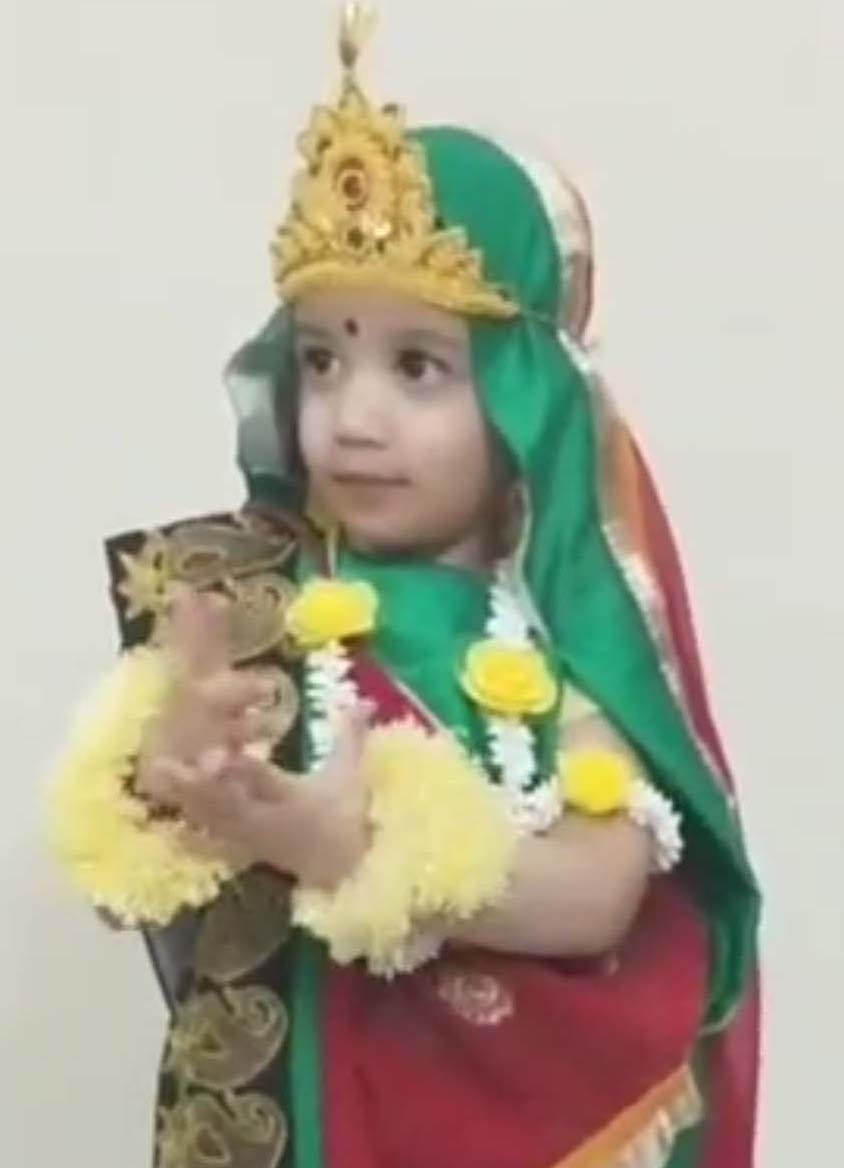 आनलाइन प्रतियोगिता में नृत्य करती बच्ची आनलाइन प्रतियोगिता में नृत्य करती बच्ची