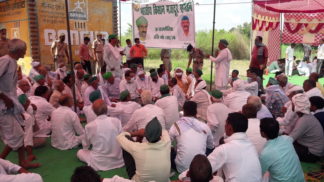बड़गांव में भारतीय किसान मजदूर संगठन के धरने पर बैठे किसान बड़गांव में भारतीय किसान मजदूर संगठन के धरने पर बैठे किसान