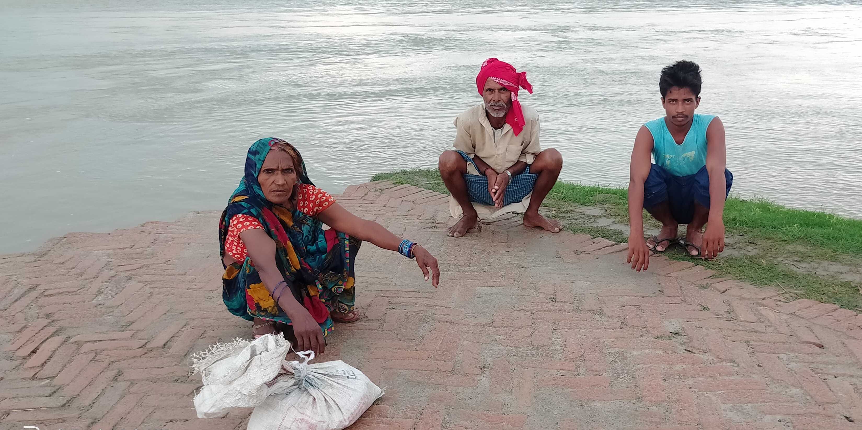 बेलहिया ढाला पुल के पास नाव के इंतजार में ग्रामीण। बेलहिया ढाला पुल के पास नाव के इंतजार में ग्रामीण।