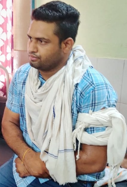 मुठभेड के दौरान घायल हुआ पुलिसकर्मी। मुठभेड के दौरान घायल हुआ पुलिसकर्मी।