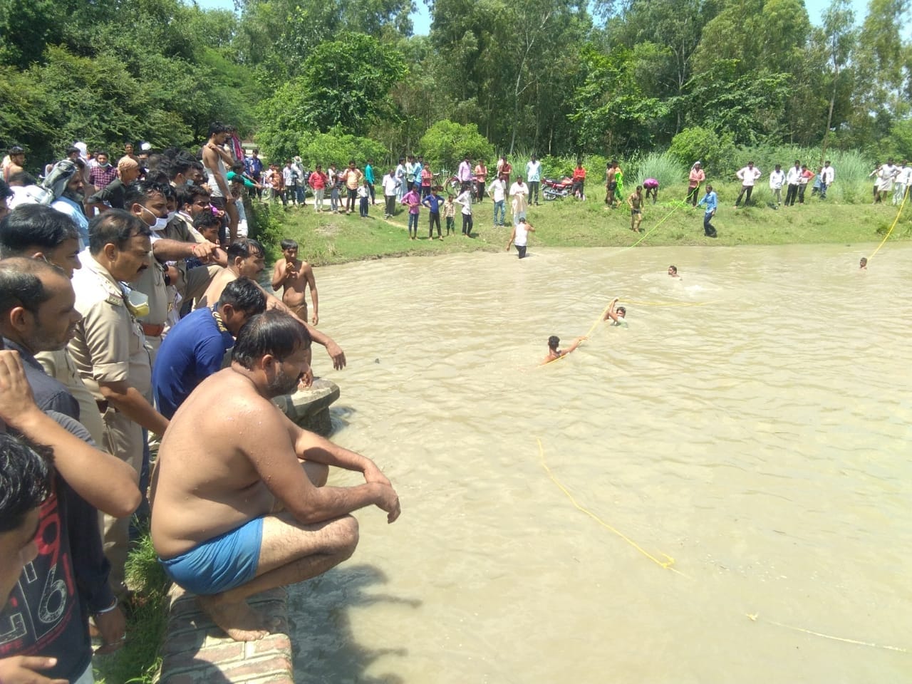 किरतपुर थाना क्षेत्र के ग्राम भरैकी में नहर में महिला और बच्चों को तलाश करते गोताखोर। किरतपुर थाना क्षेत्र के ग्राम भरैकी में नहर में महिला और बच्चों को तलाश करते गोताखोर।