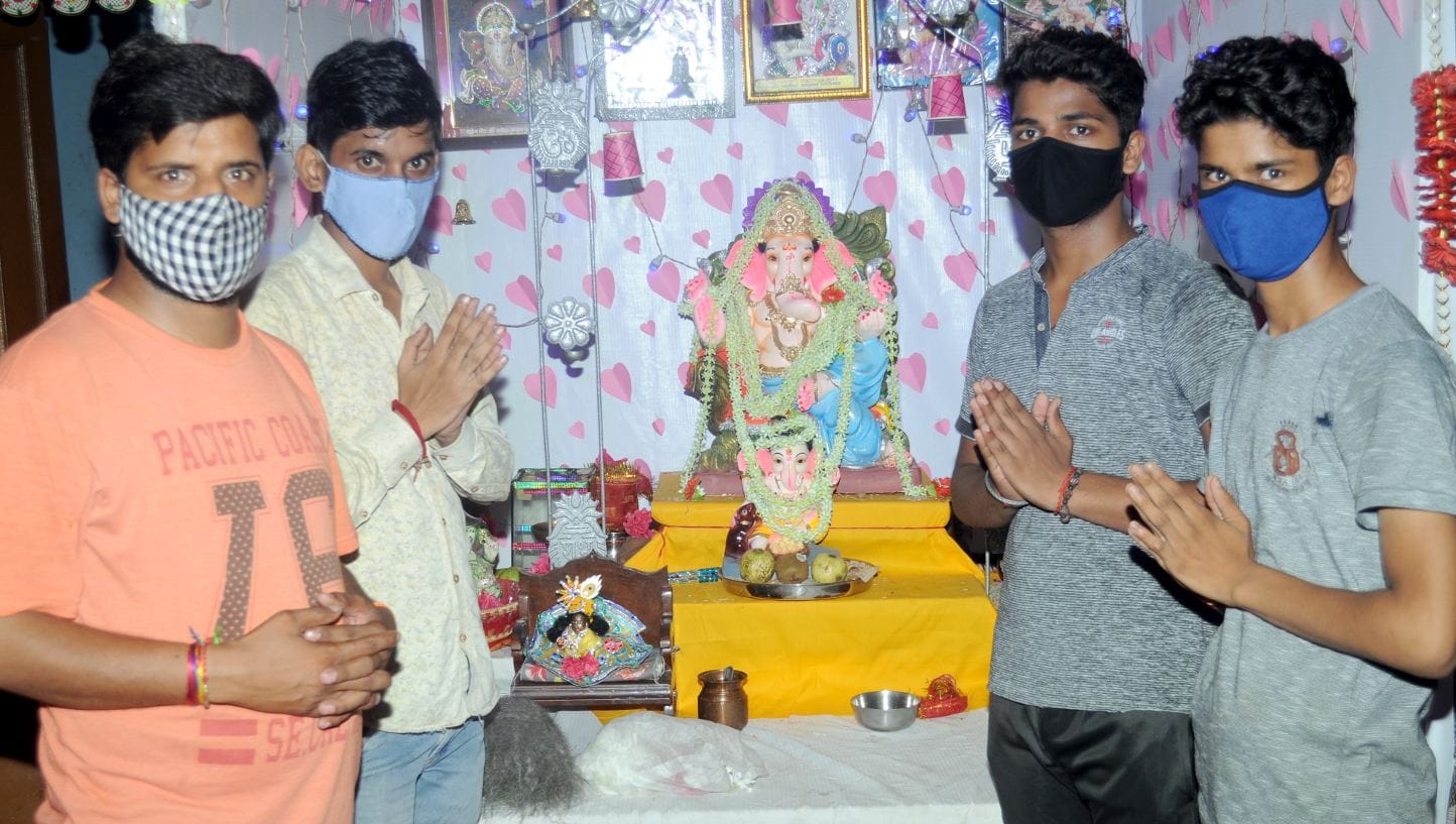 शामली बुढ़ाना रोड पर श्रीगणेश महोत्सव पर पूजन करते श्रद्धालु। शामली बुढ़ाना रोड पर श्रीगणेश महोत्सव पर पूजन करते श्रद्धालु।