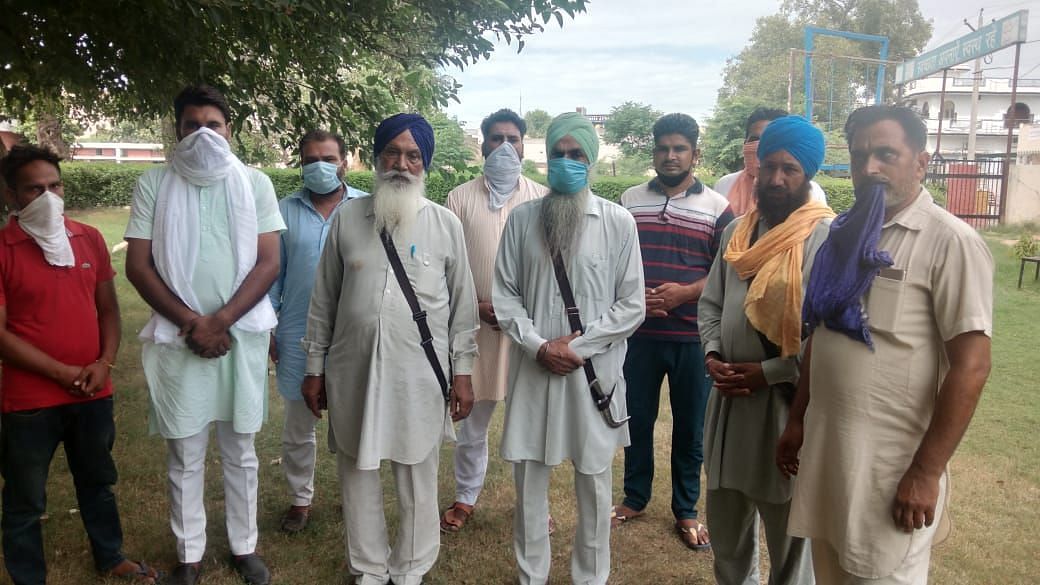 जाखल गांव गुरुद्वारा में ग्रंथी बदलने को लेकर अपना पक्ष रखते पुरानी कमेटी सदस्य। जाखल गांव गुरुद्वारा में ग्रंथी बदलने को लेकर अपना पक्ष रखते पुरानी कमेटी सदस्य।