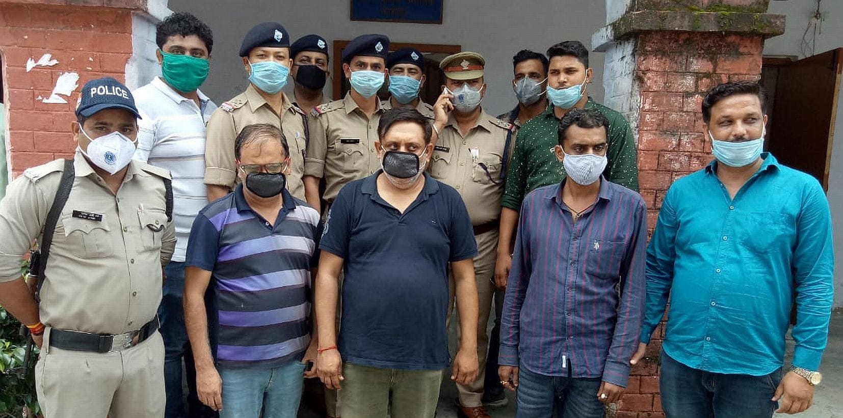 काशीपुर पुलिस हिरासत में पकड़े गए ठगी के आरोपी।