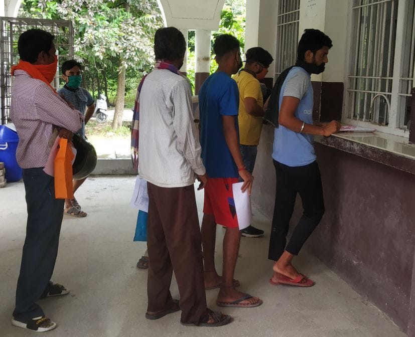 रुदप्रुर के तहसील में प्रमाण पत्रों के लिए रसीद कटवाने के लिए लाइन में खड़े लोग। रुदप्रुर के तहसील में प्रमाण पत्रों के लिए रसीद कटवाने के लिए लाइन में खड़े लोग।