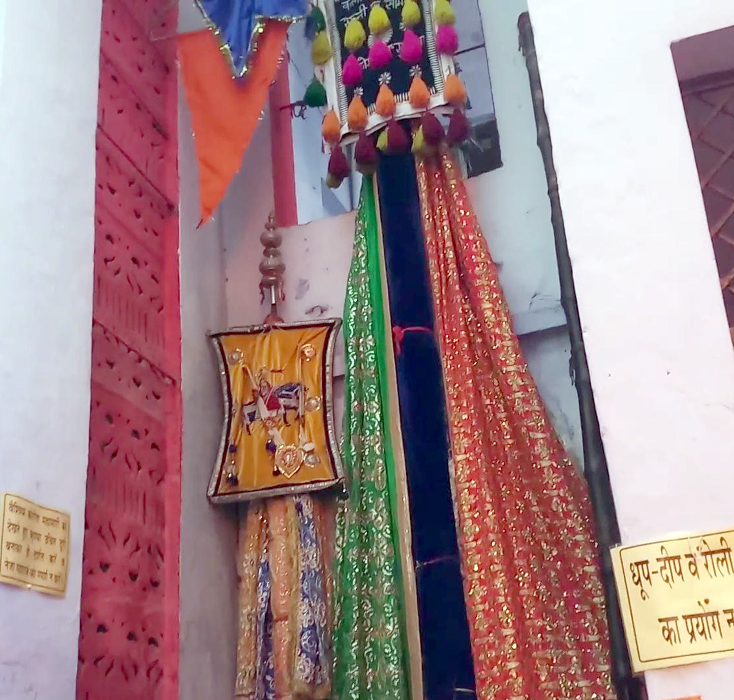 -  सहारनपुर के मोहल्ला गणपत सराय में रखीं बाबा जाहरवीर गोगा की सरदार छड़ी और नेजा।