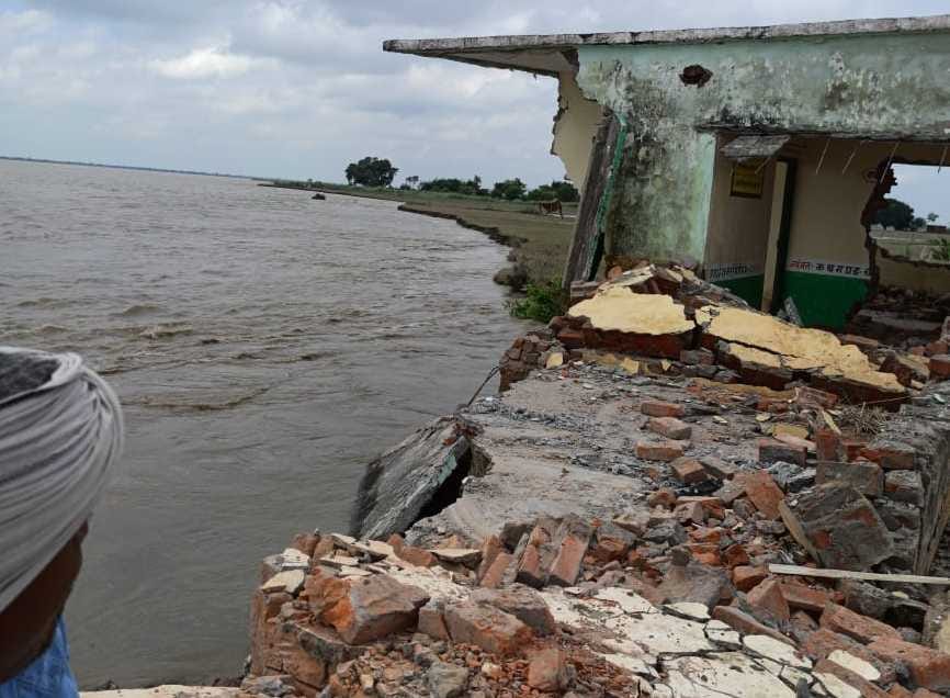 आजमगढ़ में घाघरा का जलस्तर भले ही घट रहा हो लेकिन कटान की रफ्तार बढ़ गई है। पिछले तीन दिनों से महार आजमगढ़ में घाघरा का जलस्तर भले ही घट रहा हो लेकिन कटान की रफ्तार बढ़ गई है। पिछले तीन दिनों से महार