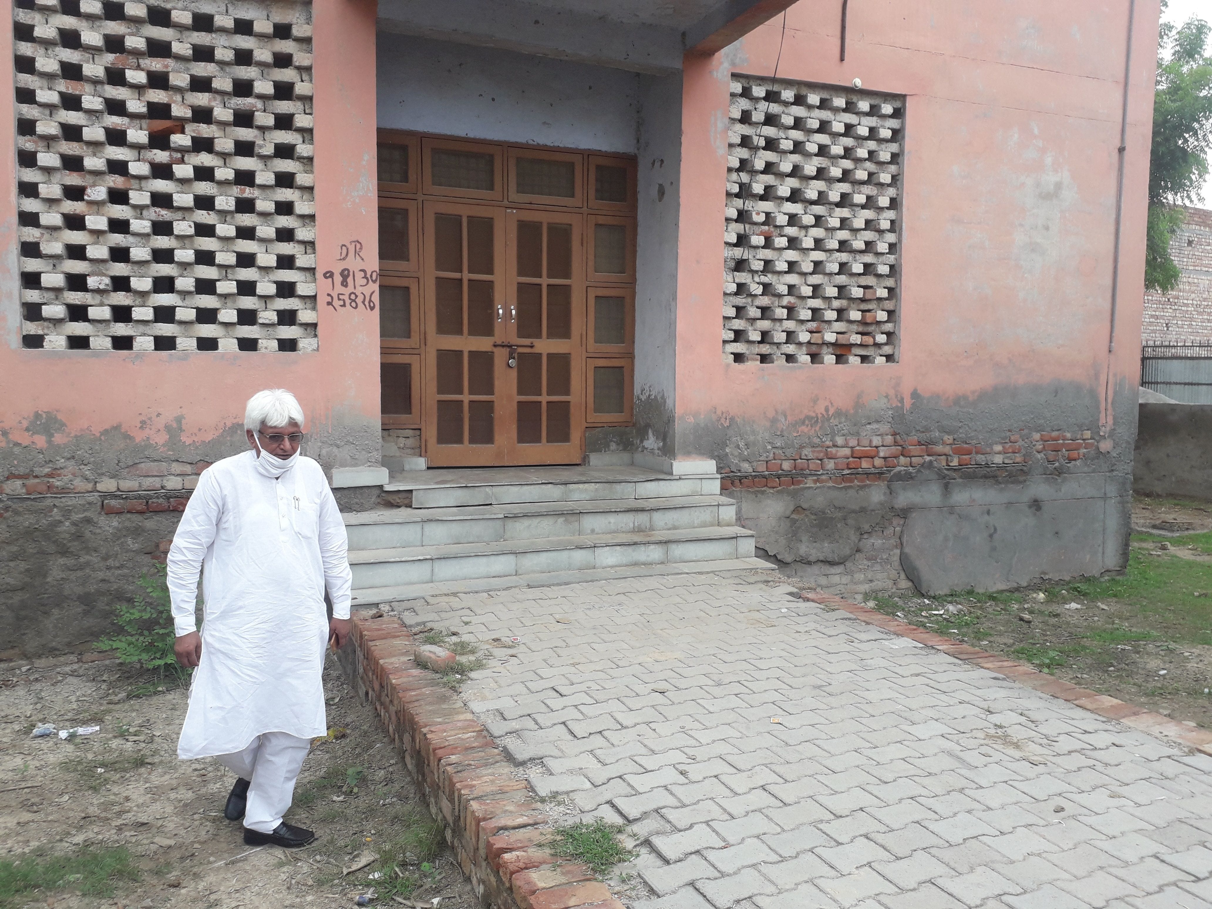गांव बैंसी के पशु अस्पताल का निरीक्षण करते जिला परिषद चेयरमैन सतीश भालौठ। 