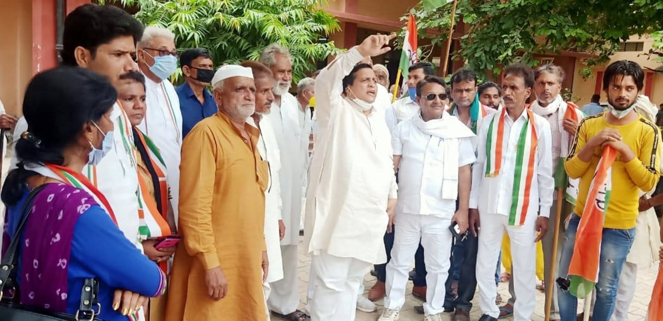 बड़ौत तहसील में प्रदर्शन करते काग्रेंसी।