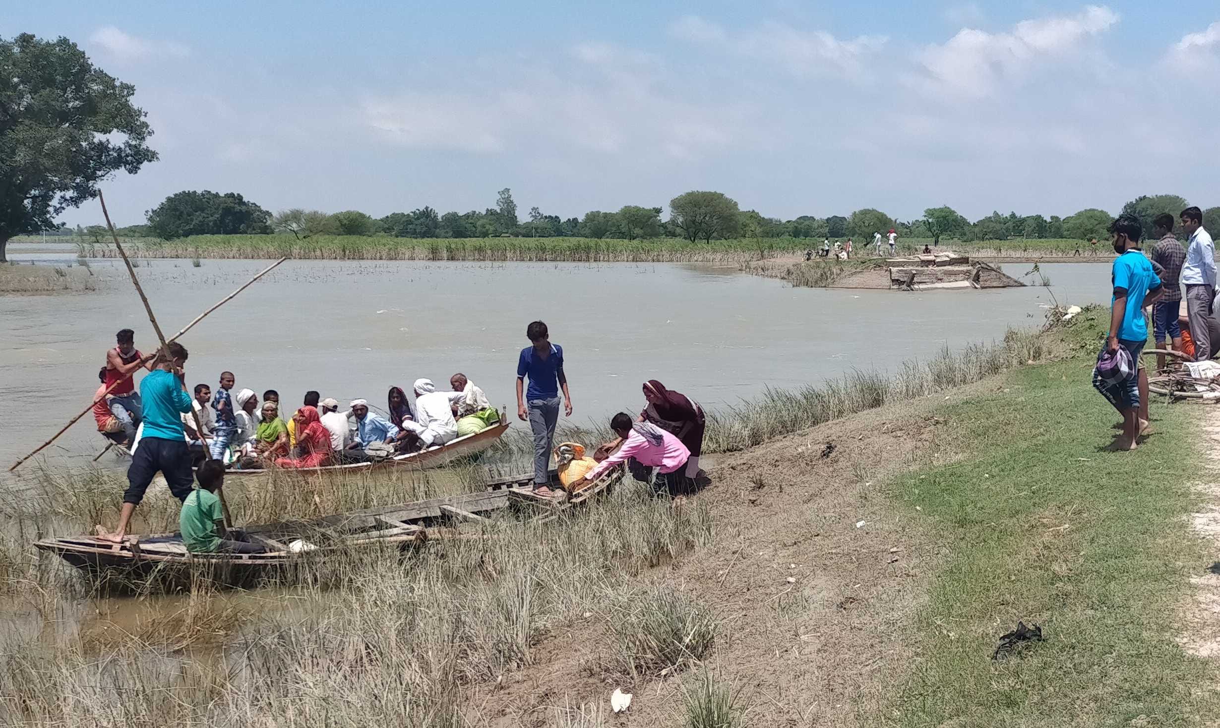 घंटों इंतजार के बाद एक साथ आई दो नाव। -ग्राउंड रिपोर्ट के लिए। घंटों इंतजार के बाद एक साथ आई दो नाव। -ग्राउंड रिपोर्ट के लिए।