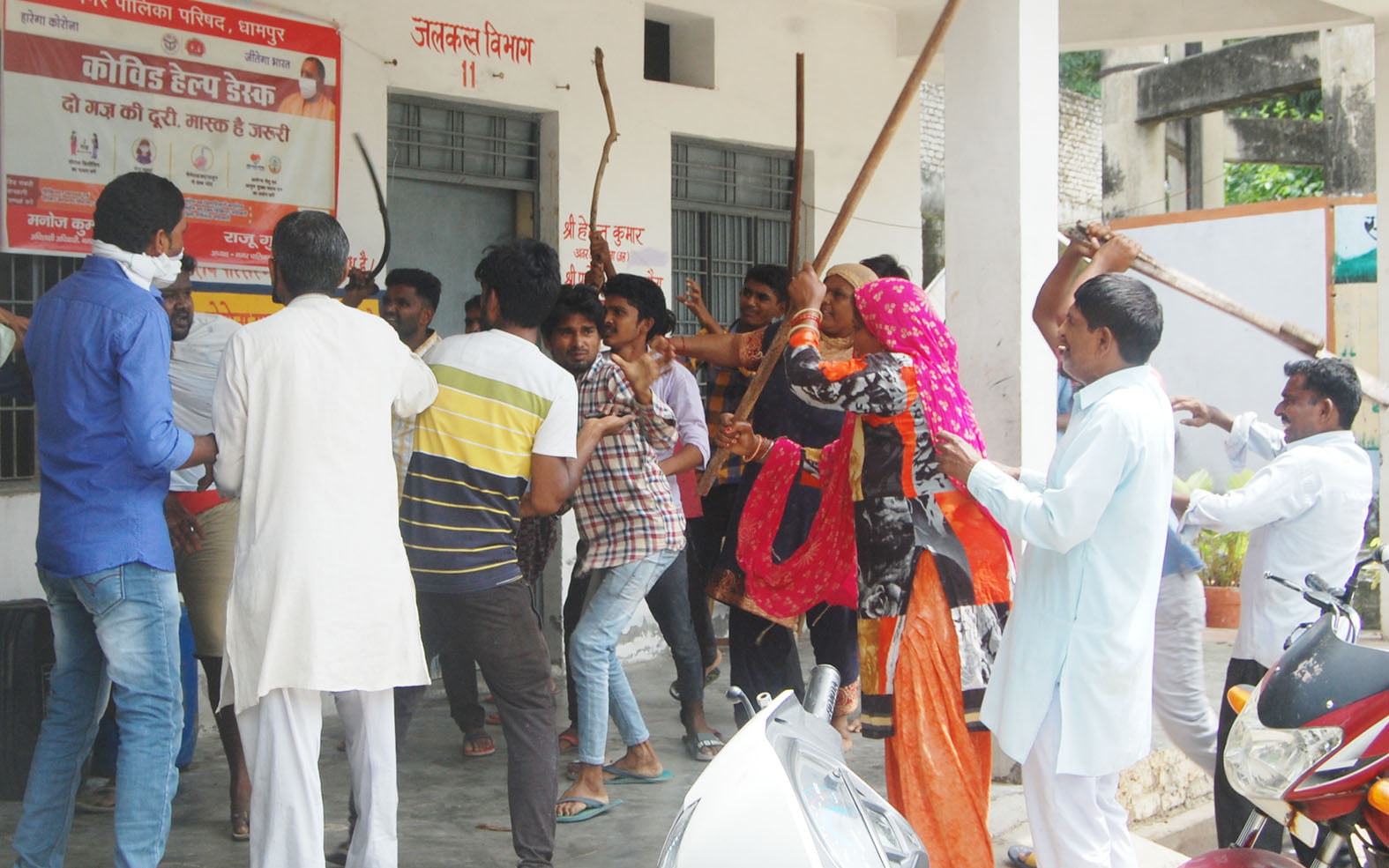 धामपुर पालिका में आपस में संघर्ष करते सफाई कर्मी धामपुर पालिका में आपस में संघर्ष करते सफाई कर्मी
