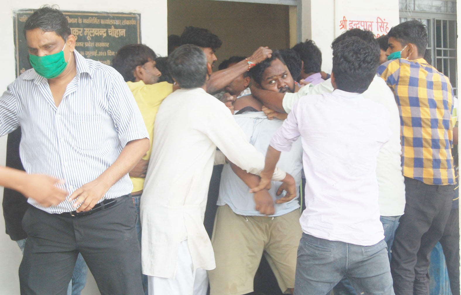 धामपुर पालिका में आपस में मारपीट करते सफाईकर्मी। धामपुर पालिका में आपस में मारपीट करते सफाईकर्मी।