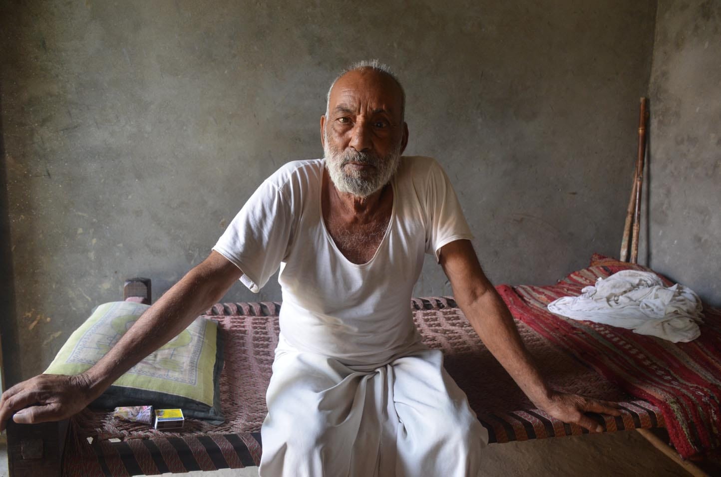 कवाल निवासी मृतक शाहनवाज का पिता सलीम अपने आवास पर। कवाल निवासी मृतक शाहनवाज का पिता सलीम अपने आवास पर।