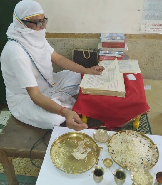 ड़ौत में चल रहे दशलक्षण पर्व के चौथे दिन विधि-विधान के साथ पूजा-अर्चना करता श्रद्वालु। ड़ौत में चल रहे दशलक्षण पर्व के चौथे दिन विधि-विधान के साथ पूजा-अर्चना करता श्रद्वालु।