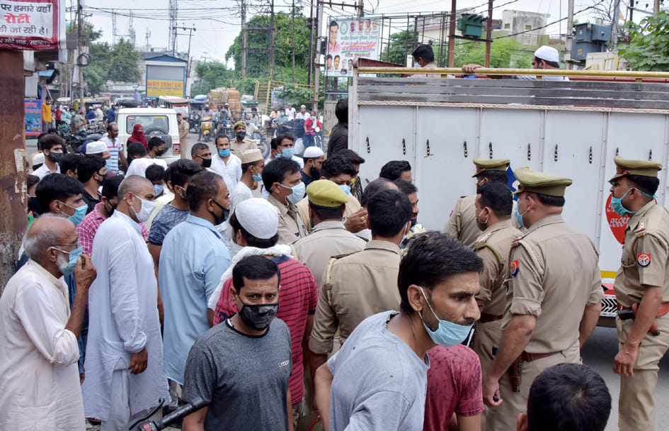 मोहल्ला झोटेवाला स्थित कटहरा चौकी के सामने गली में मकान मे मिला बाप बेटी का शव को लेजाती पुलिस जम? मोहल्ला झोटेवाला स्थित कटहरा चौकी के सामने गली में मकान मे मिला बाप बेटी का शव को लेजाती पुलिस जम?