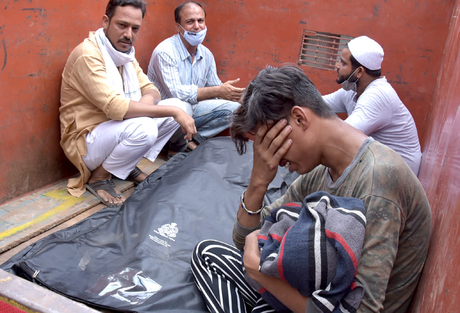 मोहल्ला झोटेवाला स्थित कटहरा चौकी के सामने गली में मकान मे मिला बाप बेटी का शव पर विलाप करते परिज? मोहल्ला झोटेवाला स्थित कटहरा चौकी के सामने गली में मकान मे मिला बाप बेटी का शव पर विलाप करते परिज?