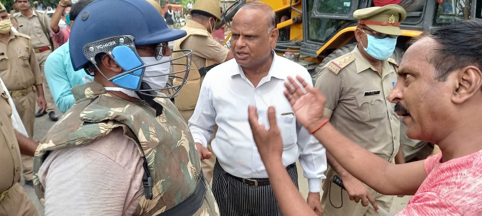 अतिक्रमण हटाने पर सिटी मजिस्ट्रेट से नोकझोंक करता युवक। संवाद