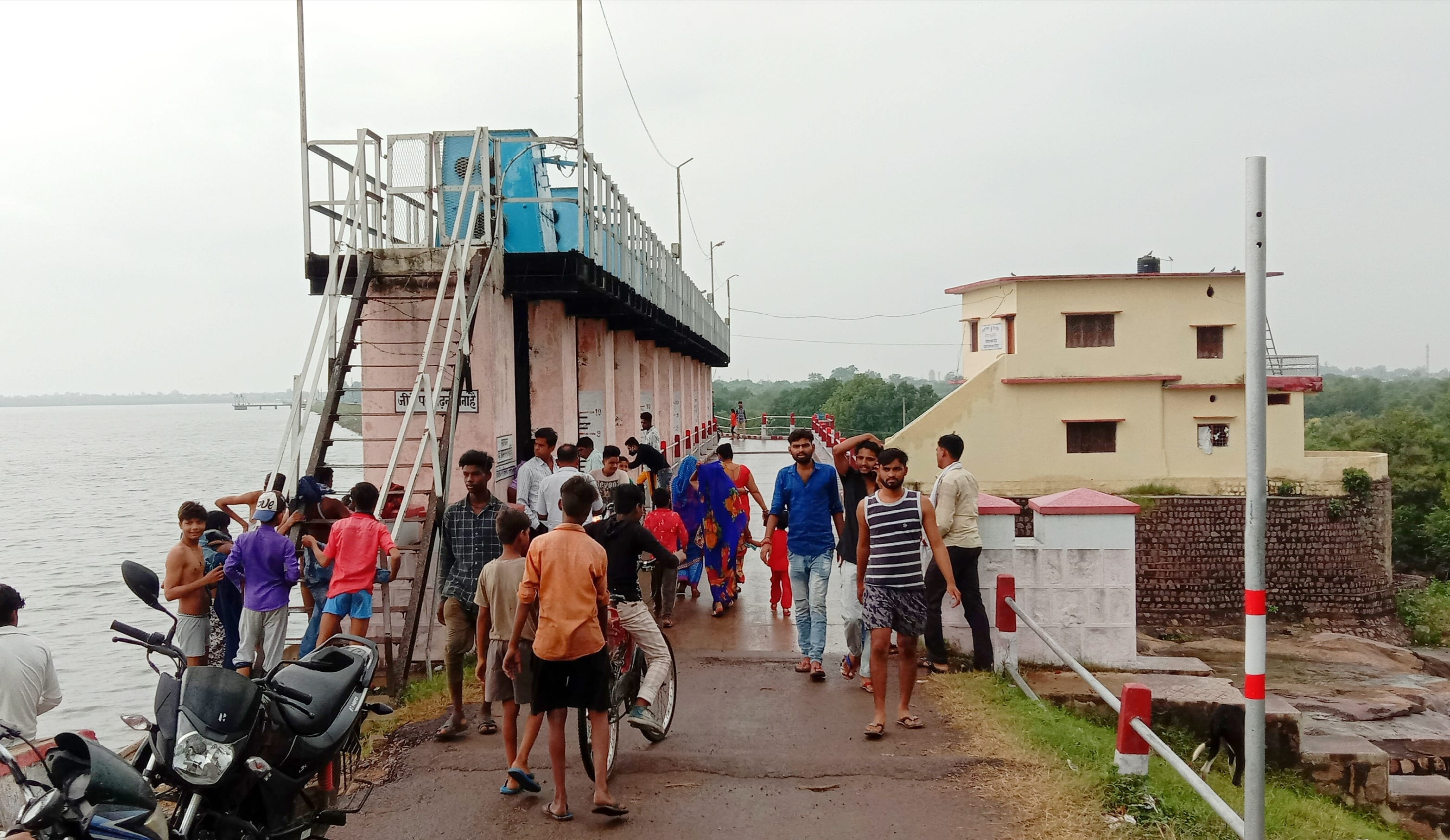गोविंद सागर बांध के बढ़ रहे जल स्तर को देखने के लिए लगी सैलानियों की भीड़