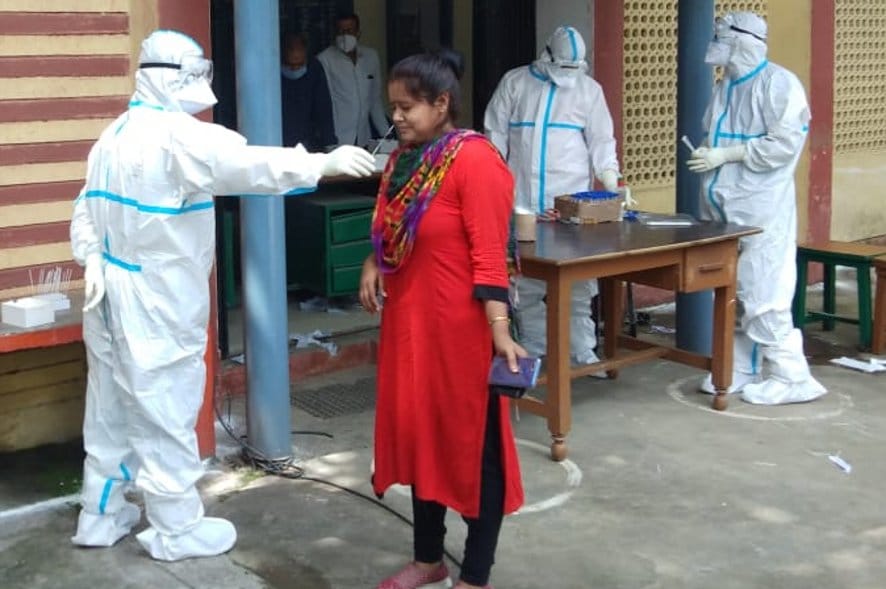 जीबाबाद की मंडी समिति में कोरोना की जांच करते स्वास्थ्यकर्मी। जीबाबाद की मंडी समिति में कोरोना की जांच करते स्वास्थ्यकर्मी।