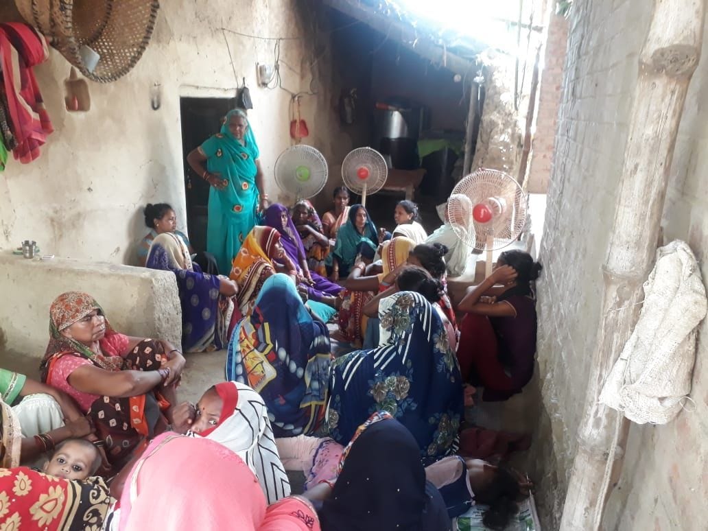जेठवारा थाने के सराय देवराय में सड़क हादसे में बालक व अधेड की मौत के बाद बिलखते परिजन। जेठवारा थाने के सराय देवराय में सड़क हादसे में बालक व अधेड की मौत के बाद बिलखते परिजन।