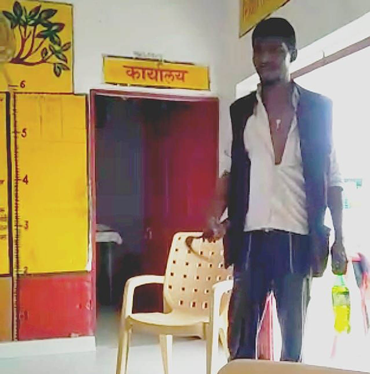 Drunken youth threatens teachers to burn alive Drunken youth threatens teachers to burn alive