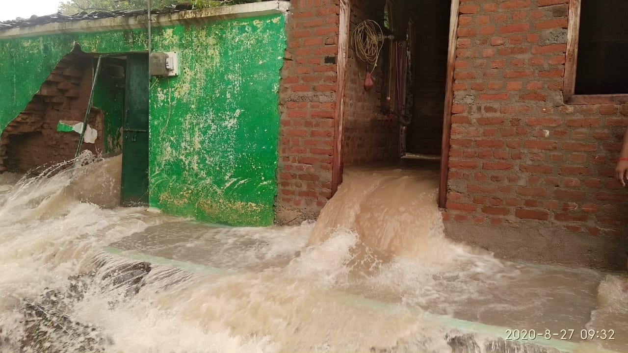 ग्राम लुहरगांव में घरों के अंदर से बहता पानी। ग्राम लुहरगांव में घरों के अंदर से बहता पानी।