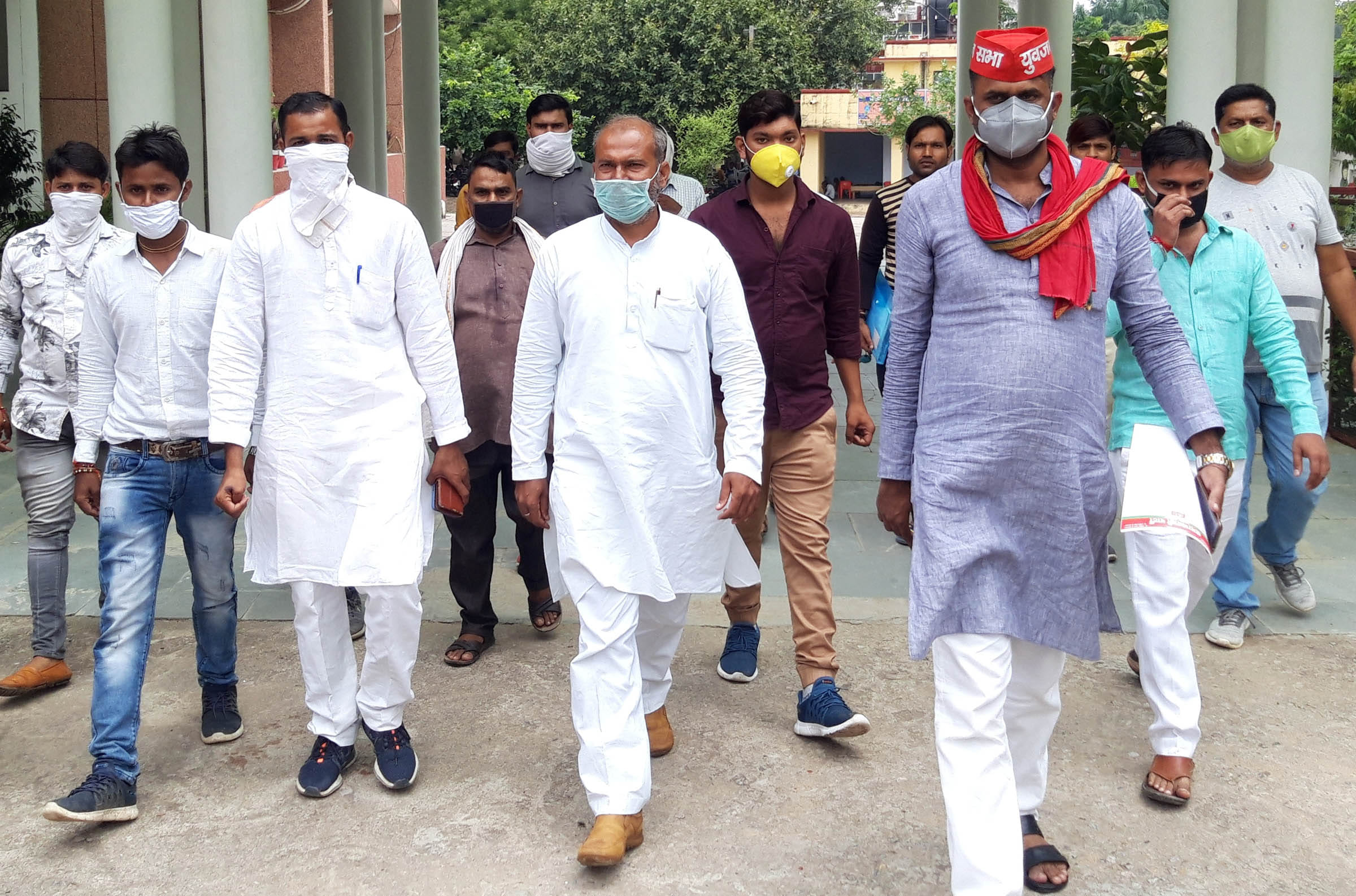 कलक्ट्रेट में जेईई व नीट परीक्षा के विरोध में डीएम को ज्ञापन देने जाते सपा कार्यकर्ता। कलक्ट्रेट में जेईई व नीट परीक्षा के विरोध में डीएम को ज्ञापन देने जाते सपा कार्यकर्ता।