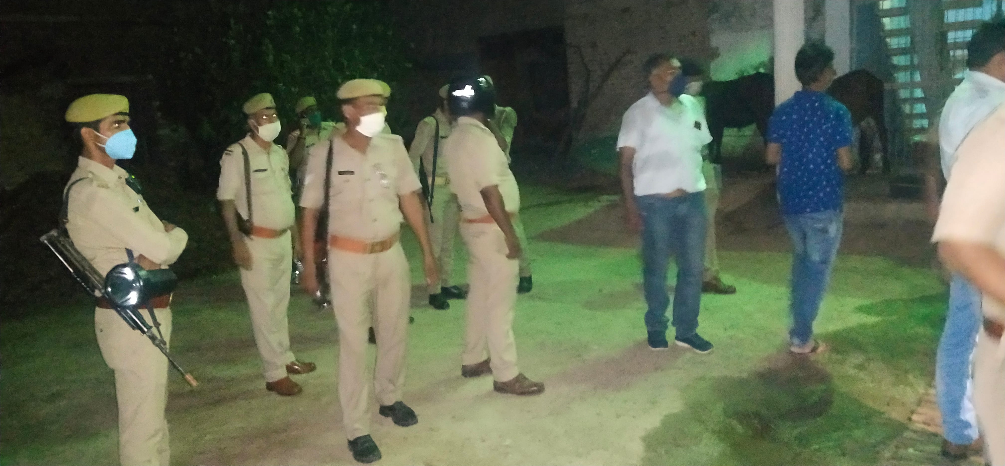 घटनास्थल पर जांच पड़ताल करती पुलिस। घटनास्थल पर जांच पड़ताल करती पुलिस।