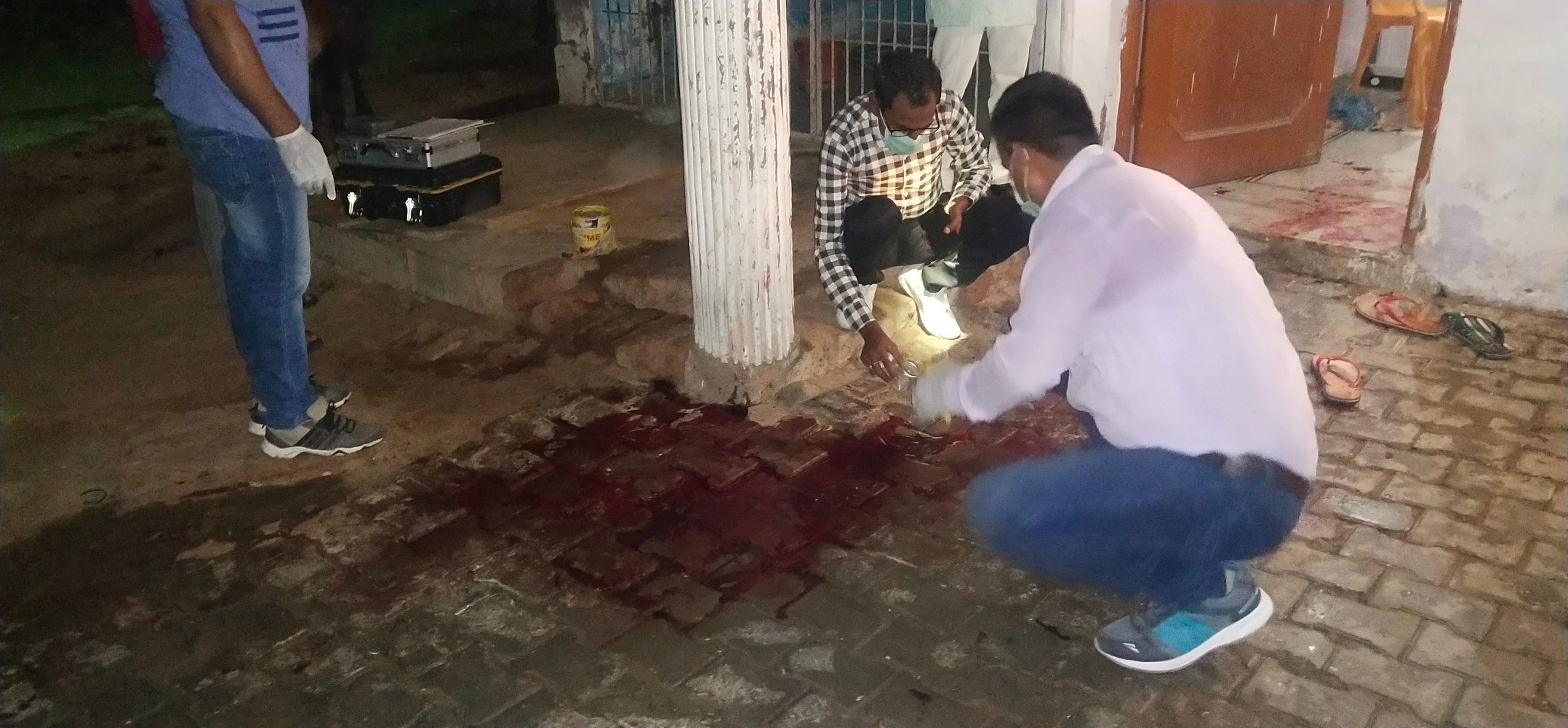 मौके पर जांच पड़ताल करती पुलिस। मौके पर जांच पड़ताल करती पुलिस।