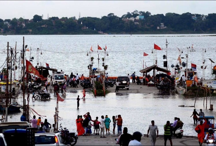 Prayagraj News Ganges Reached The Gate Of Big Hanuman, Water Entered