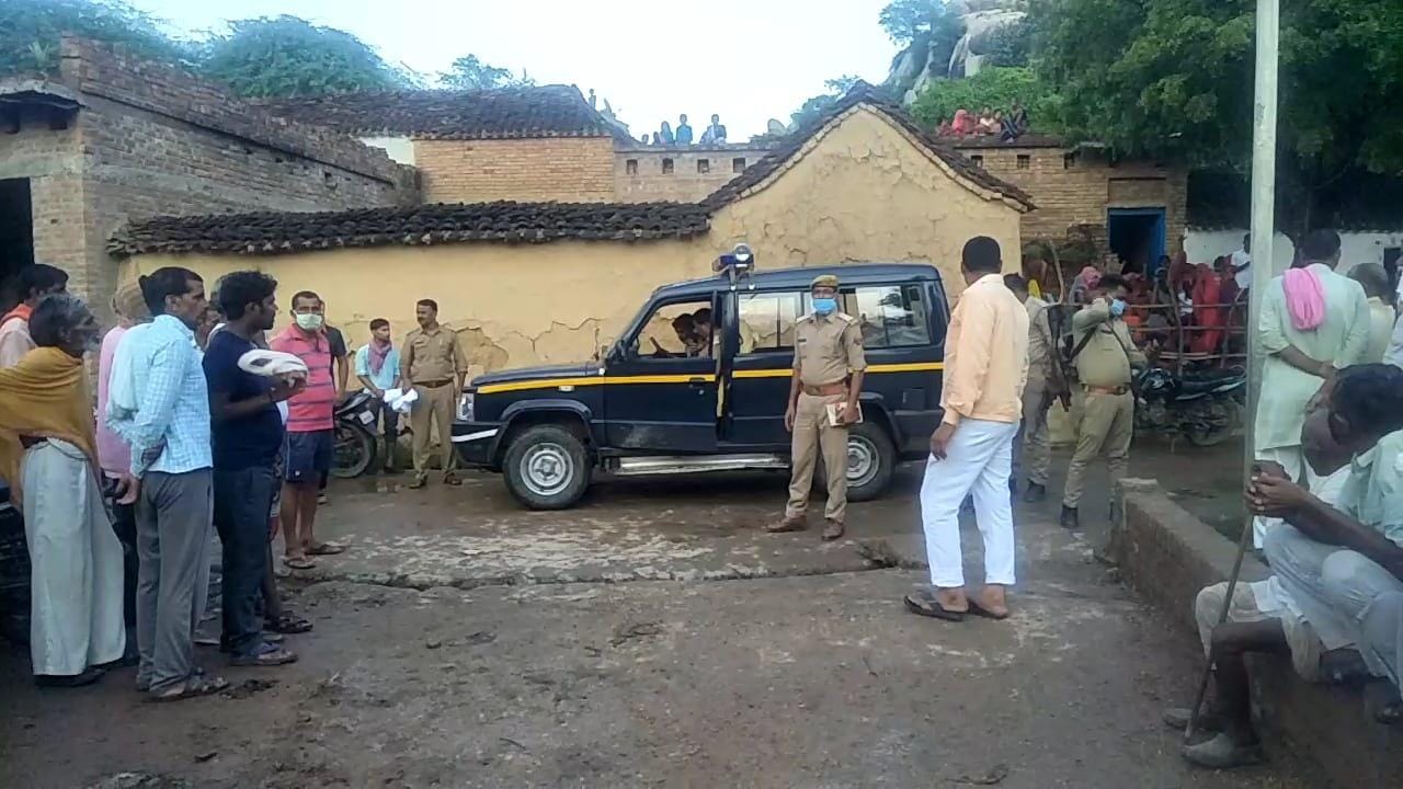 घटना के बाद घर के बाहर लगी भीड़ मौजूद पुलिस बल घटना के बाद घर के बाहर लगी भीड़ मौजूद पुलिस बल