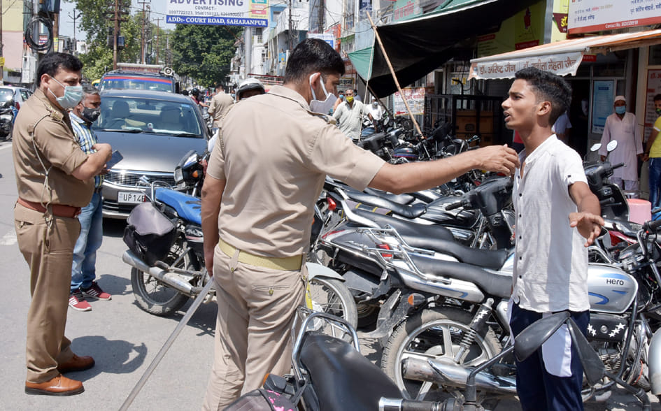 बाजोरियो रोड़ पर बिना मास्क के घूम रहे युवको को मास्क पहने के लिये कहती पुलिस