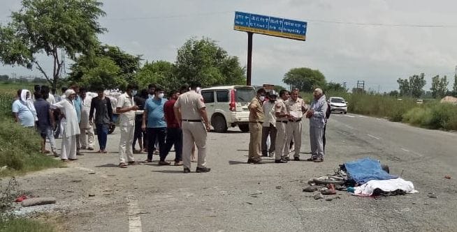 कुराड़ बाइपास पर हुए हादसे में दो युवकों की मौत के बाद जांच करती पुलिस। कुराड़ बाइपास पर हुए हादसे में दो युवकों की मौत के बाद जांच करती पुलिस।